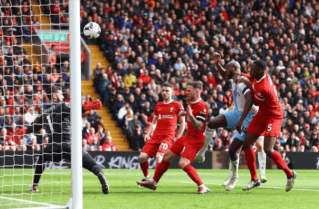 包含圣埃蒂安主场不敌斯特拉斯堡，遭遇两连败的词条