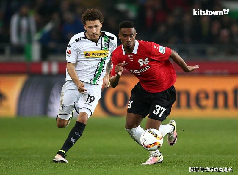 包含汉诺威前锋连场破门，助球队取得胜利的词条