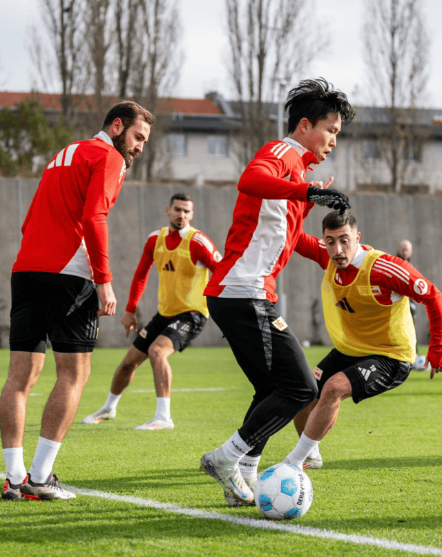 开云APP-弗赖堡客场大逆转，连得两球扳平比分，引起球迷狂欢的简单介绍