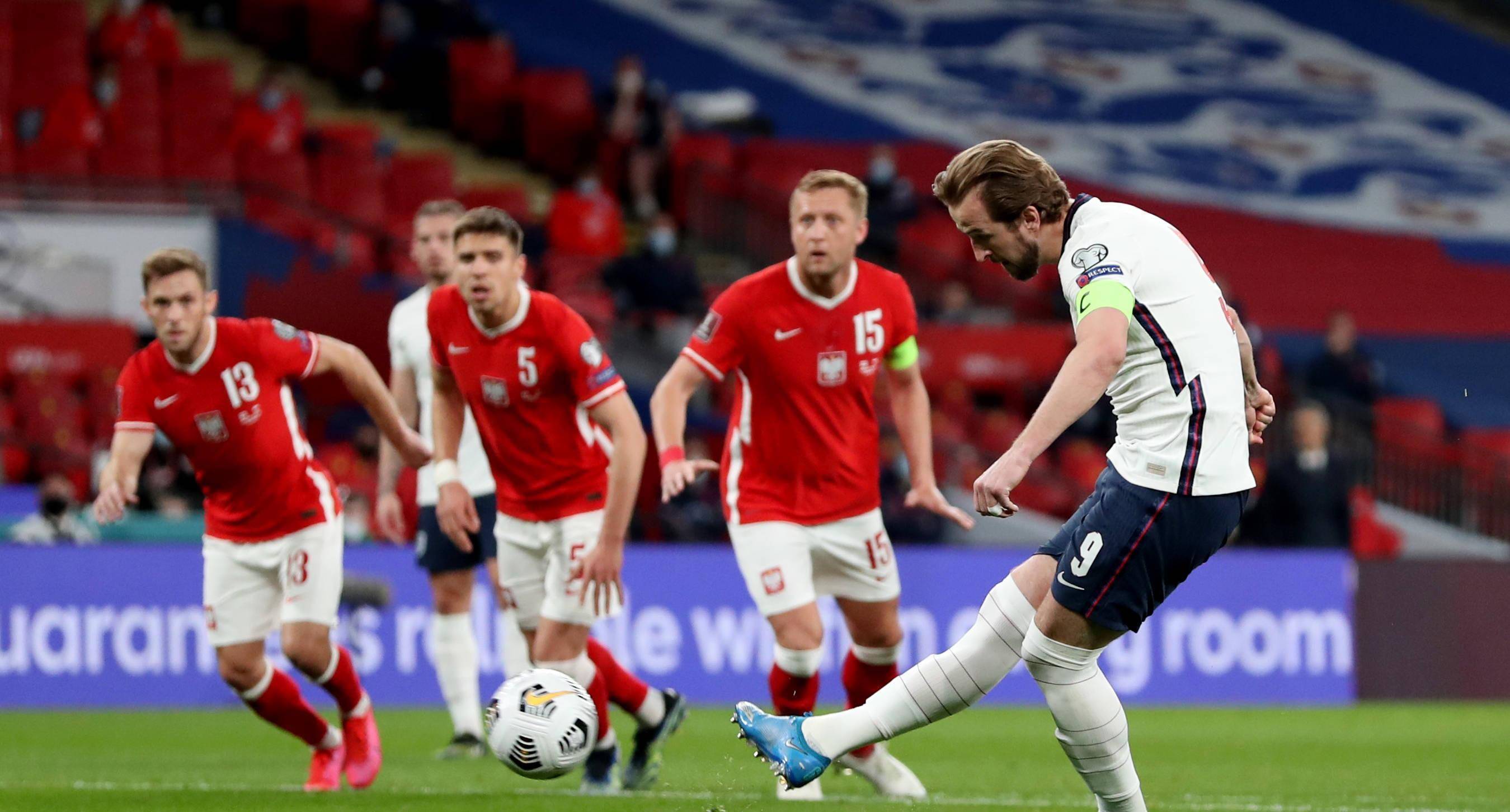 英格兰球员表现出色，赢得观众掌声