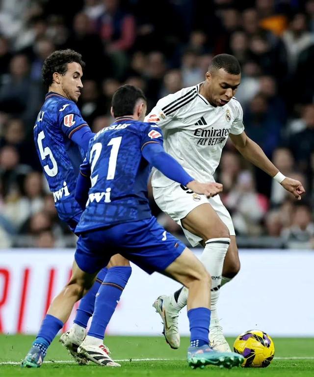 皇马队后防线防守稳固,连续零封对手 皇马队后防线防守稳固,连续零封对手