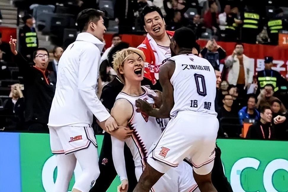 恒大客场惊险逆转，勇夺关键三分