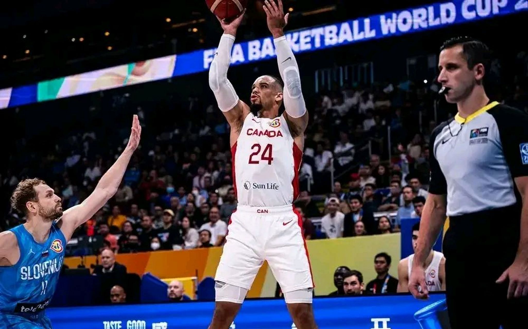 加拿大篮球赛事中一场激烈的半决赛 加拿大篮球赛事中一场激烈的半决赛