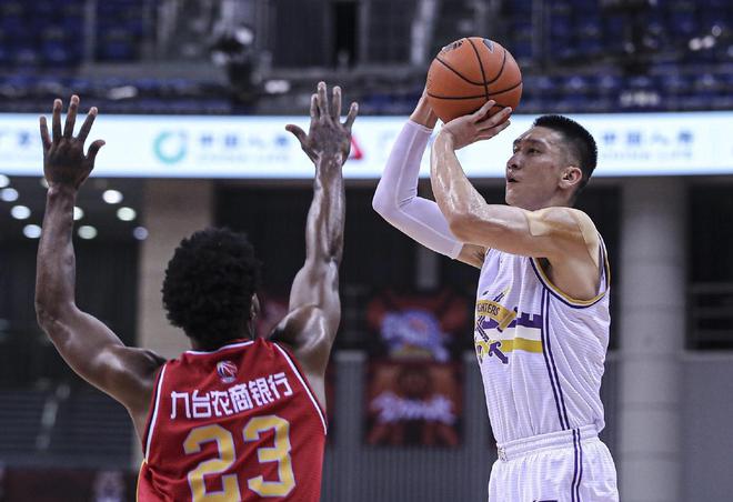 巨人之争再次上演,球员实力对决 巨人之争再次上演,球员实力对决