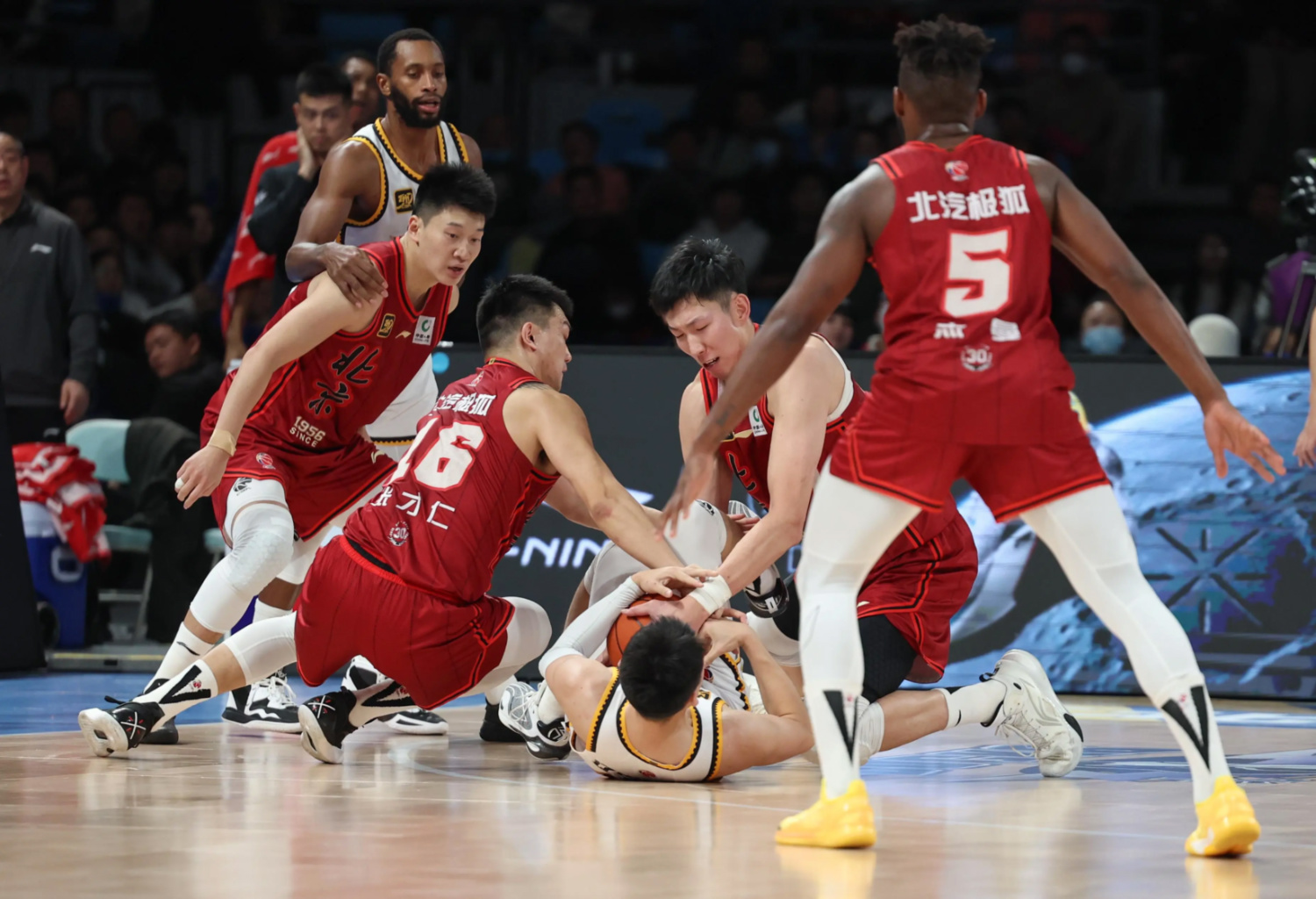 球员因病缺席比赛同队合作推进 球员因病缺席比赛同队合作推进