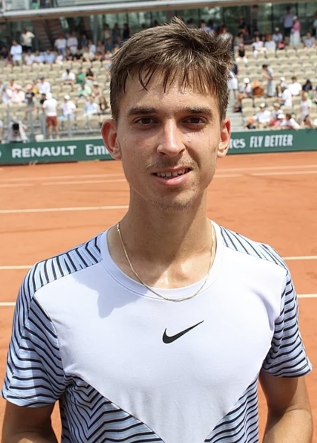 开云体育在线-诺里奇球员团结一心，奋力追逐梦想