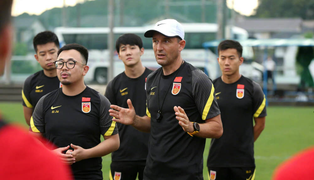 开云体育下载-球员联手摆脱围堵，展现高超技术