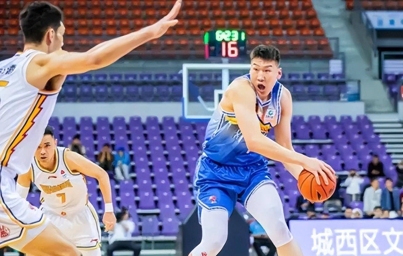 球员联手摆脱围堵，展现高超技术