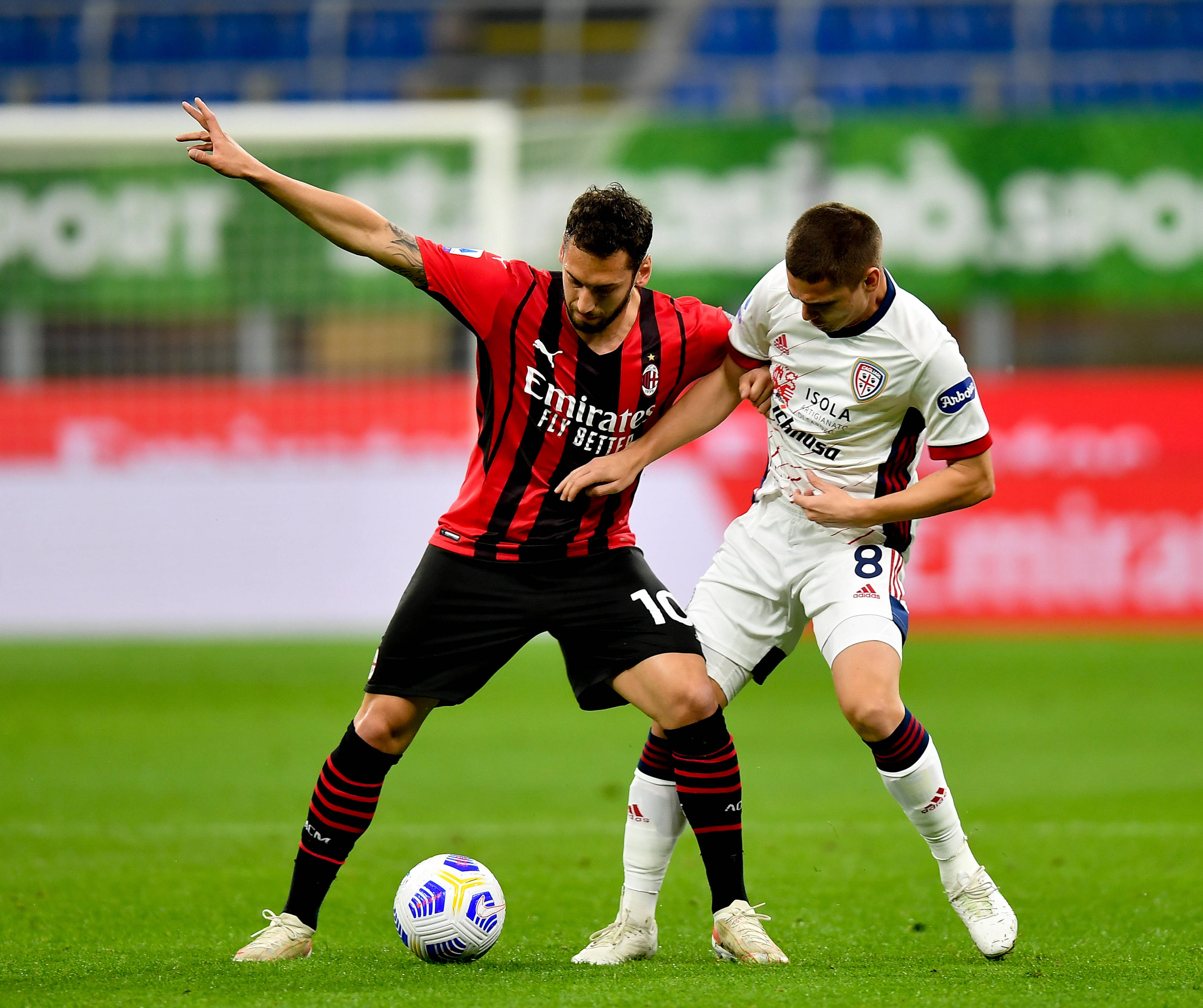 卡利亚里努力拼抢,不负众望取得胜利 卡利亚里努力拼抢,不负众望取得胜利