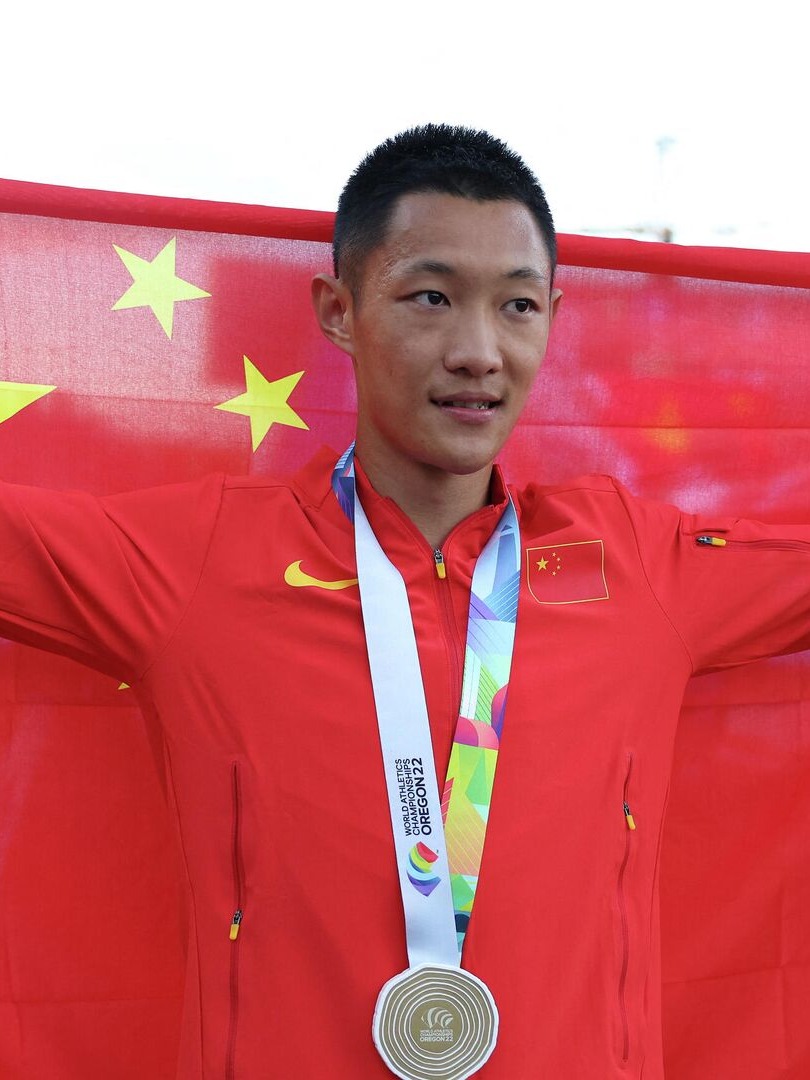 热血男子！跳远运动员被扔楼飞越夺冠