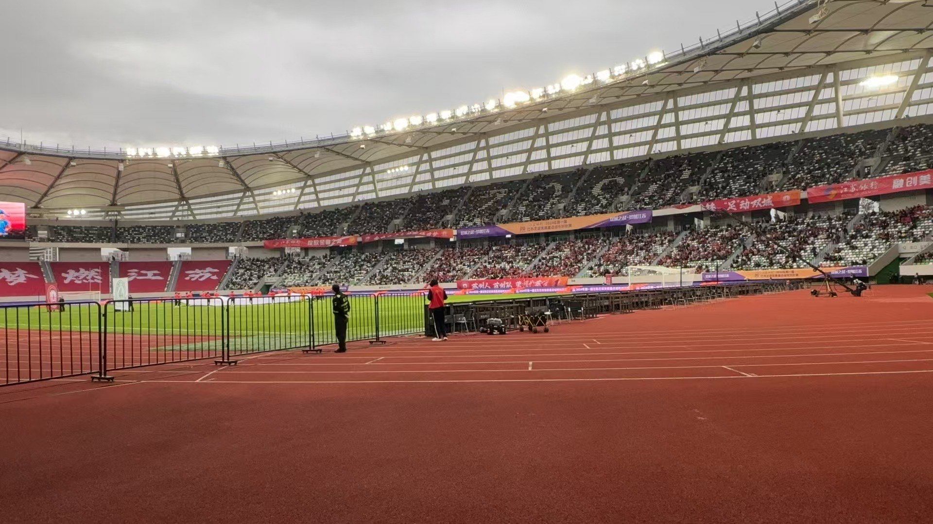 精彩瞬间连连,球场战火不断延续 精彩瞬间连连,球场战火不断延续