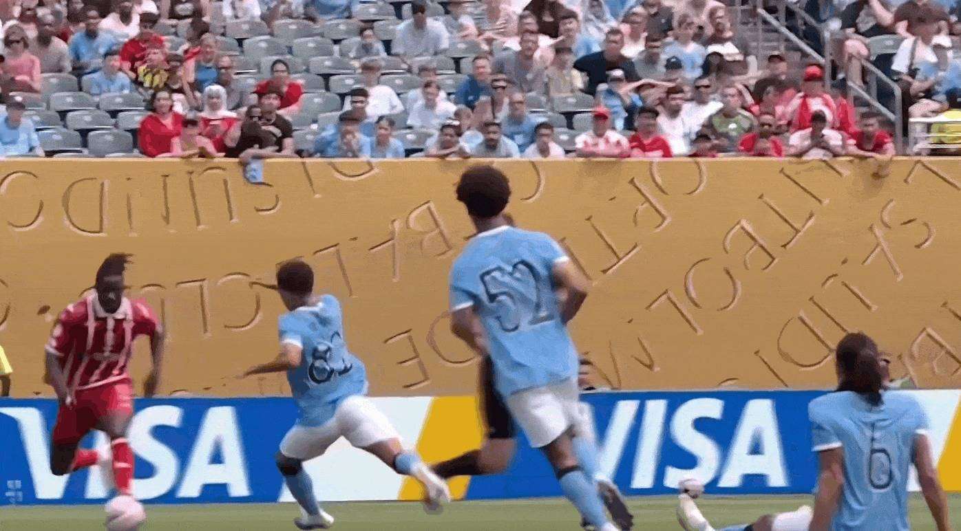 俄罗斯队球员因红牌被罚下,球队留下困惑 俄罗斯队球员因红牌被罚下,球队留下困惑