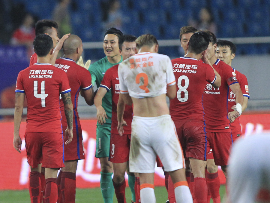 开云体育app-鲁能主场不敌重庆力帆，遭遇失利