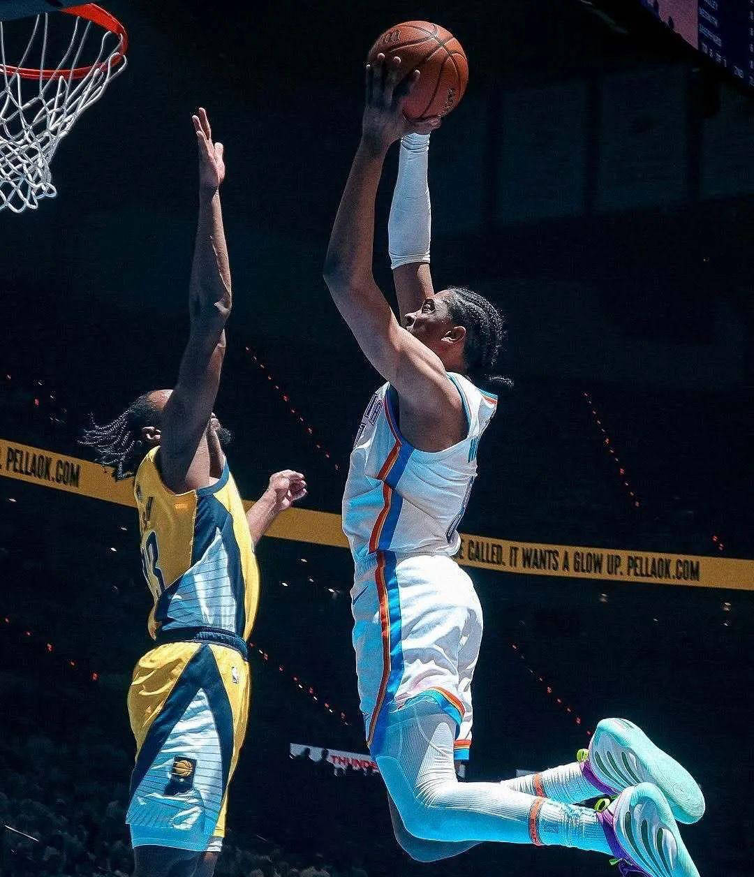 昨晚的NBA赛事现场精彩揭幕,球员表现抢眼 昨晚的NBA赛事现场精彩揭幕,球员表现抢眼