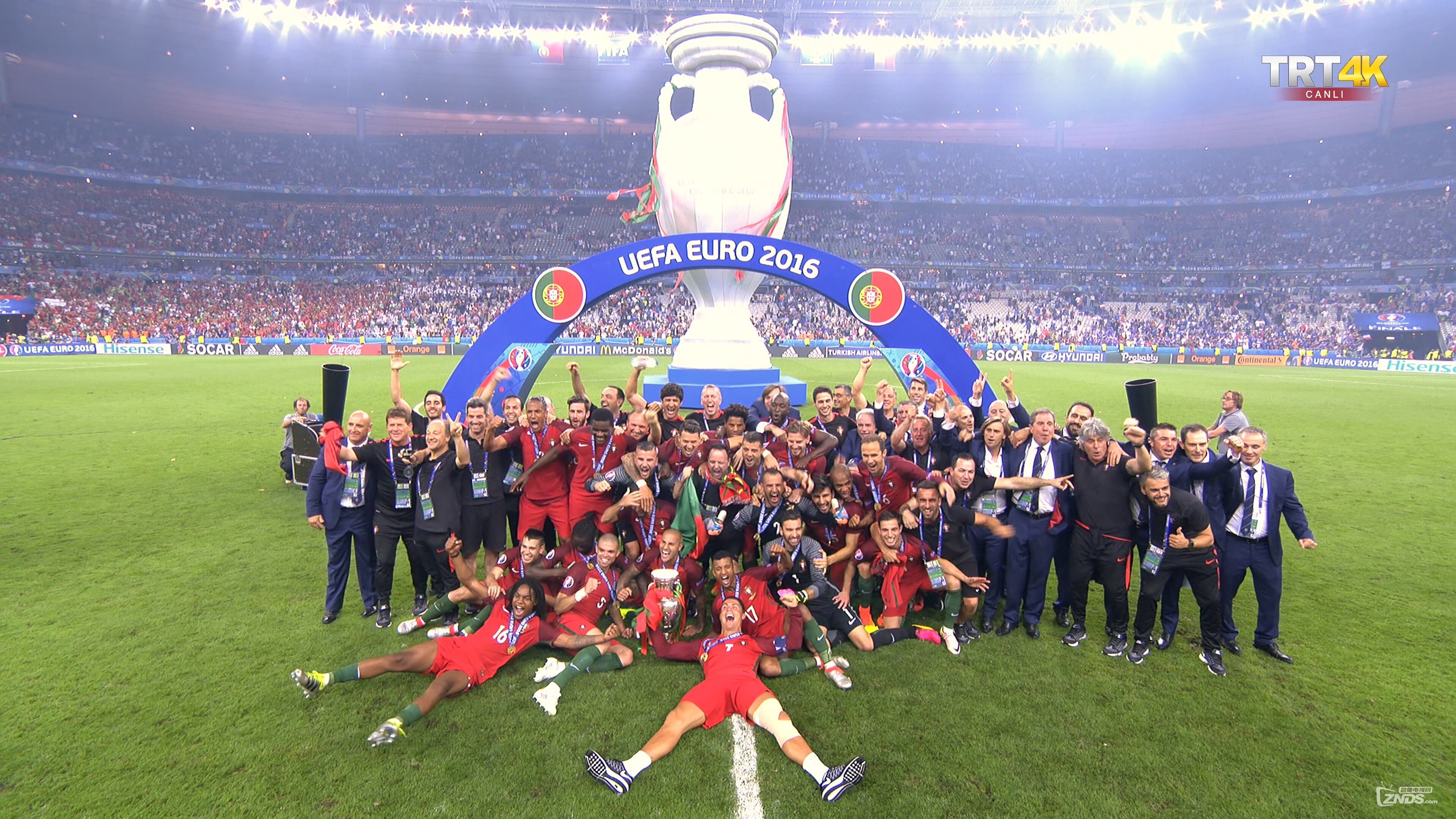 关于葡萄牙队成功晋级,球员团结一心拼出胜局的信息 关于葡萄牙队成功晋级,球员团结一心拼出胜局的信息