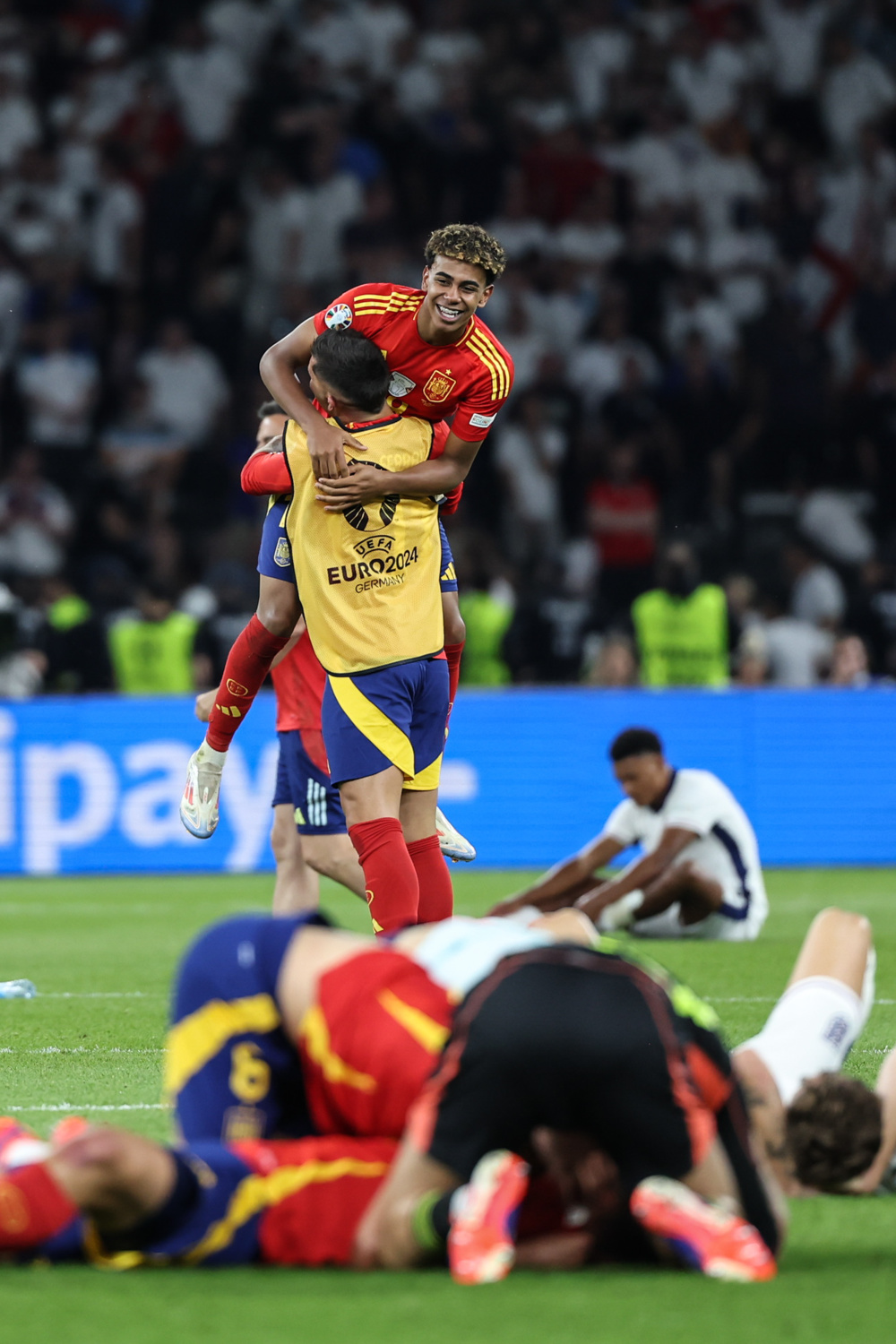 开云APP-精彩瞬间回顾！足球赛事燃情上演！