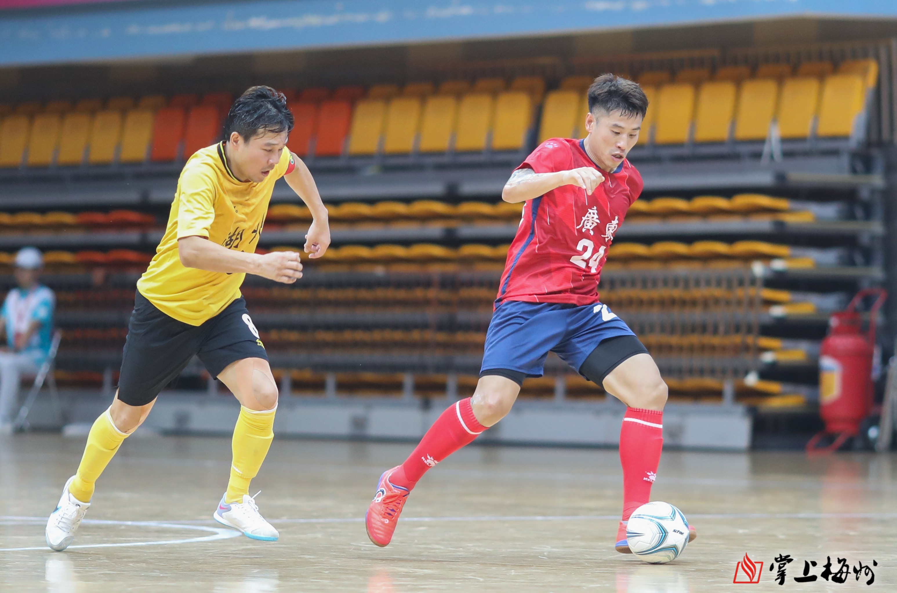 关于足球赛场旗开得胜，胜利者笑逐颜开的信息