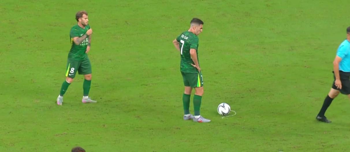 开云体育下载-红牌犯规，球员费点罚赔对手一球