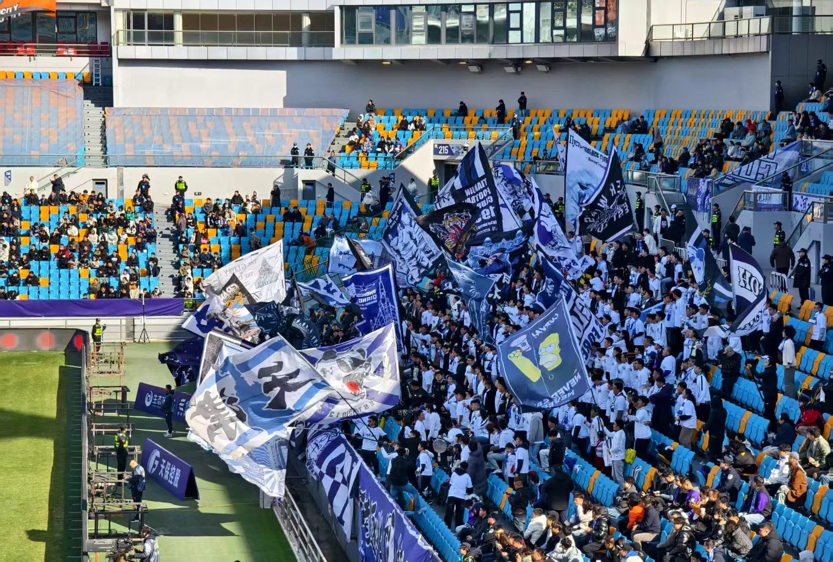 开云体育-天津泰达队员状态神勇，备战今晚比赛