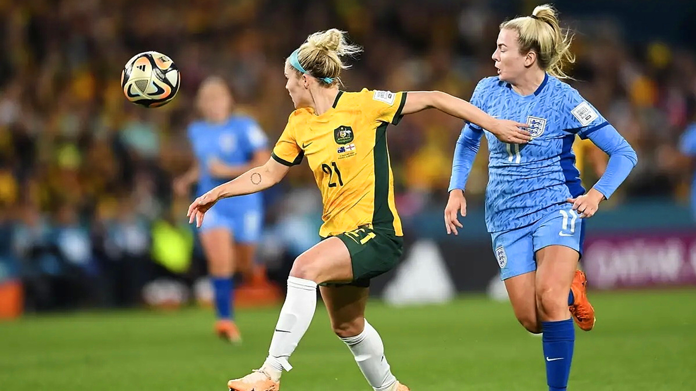澳大利亚女足球员在比赛中闪耀光芒