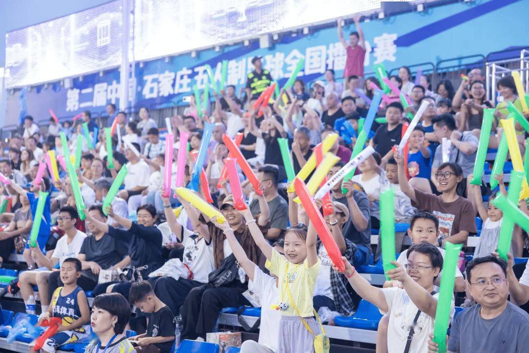 足球联赛赛场上精彩比拼,观众掌声不断的简单介绍 足球联赛赛场上精彩比拼,观众掌声不断的简单介绍