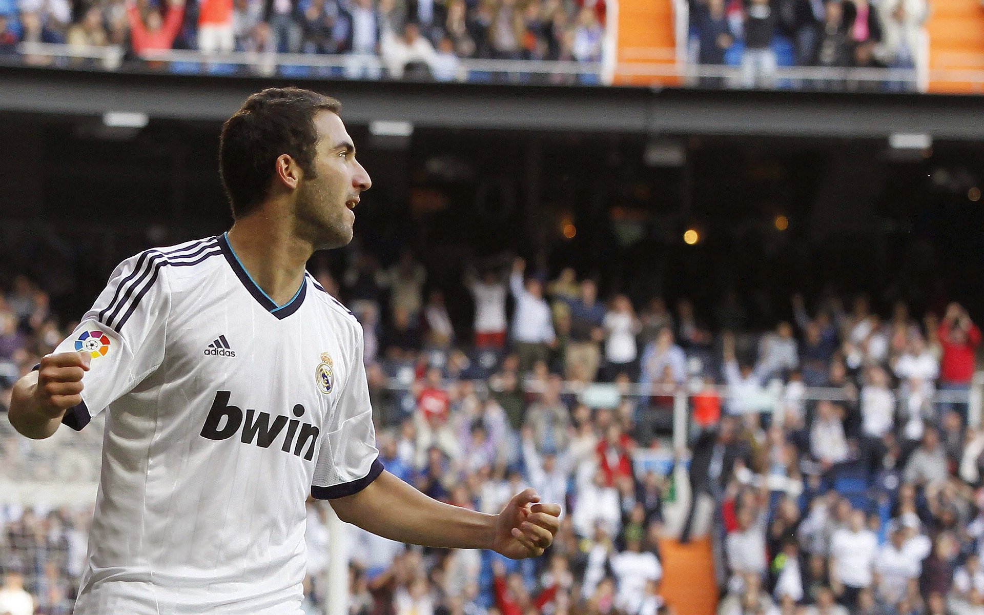 开云体育下载-引擎轰鸣与终场哨响，当F1街道赛之夜，遇见阿拉巴的一剑封喉